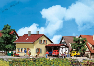 Rodinný domek s přístřeškem H0 - Faller 131358