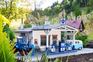 Benzínka s autodílnou G - Faller Pola 330821